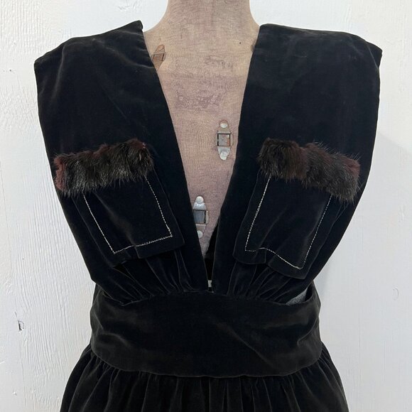 Vintage 1940s Black Velvet Pinafore Dress with Fur Trimmed Pockets Size S/M - Picture 4 of 10